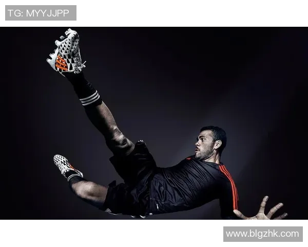 活力四射的足球明星卡通画：球场上的英雄与他们的炫酷动作